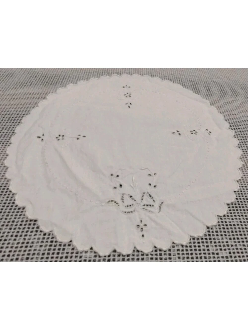 Vintage 9.5 Round Circle White Placemat Linen Bow Eyelet Fine Cotton Scalloped
